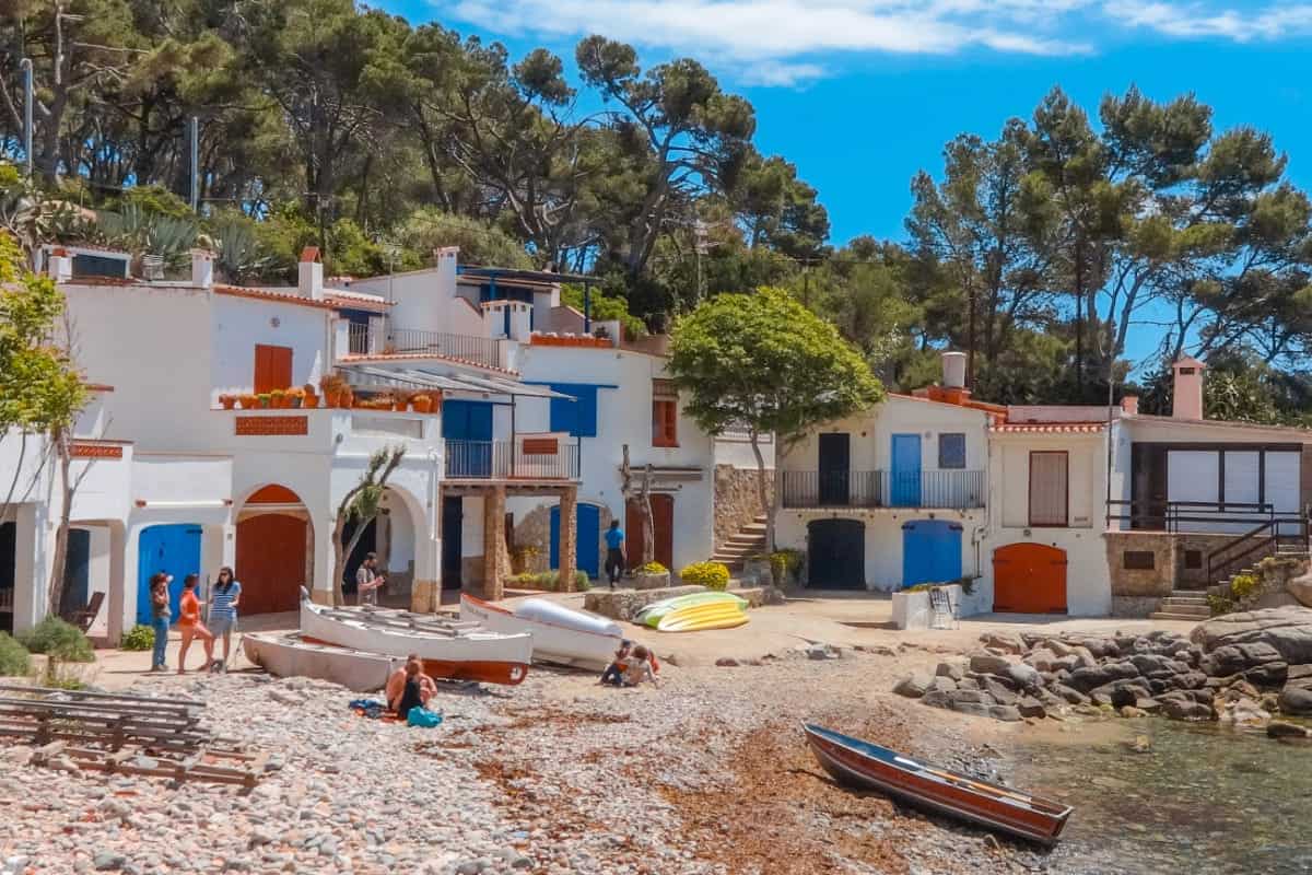The colourful houses in Cala s'Alguer
