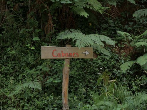 A sign indicating where the Cabanes als Arbres are
