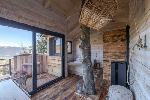 The inside of the treehouse Cabanyes entre Valls