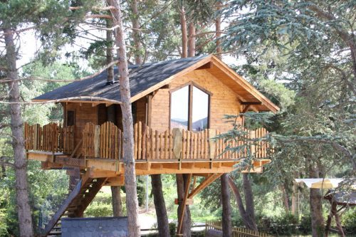 The exterior of the treehouse Xalet Prades